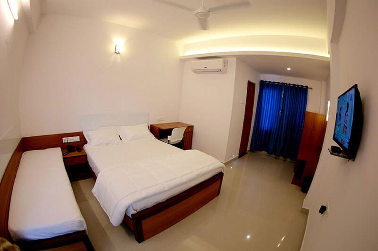 Hotel Roopmahal Thiruvananthapuram Zewnętrze zdjęcie